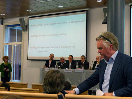 Er wordt een vraag gesteld uit het publiek