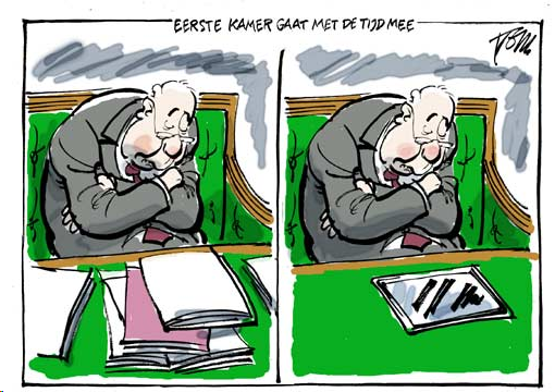 Eenzelfde sentaor links en rechts, slapend, maar links met een stapel papier, rechts met een I-pad.
