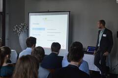 Martijn Schukking met groep studenten