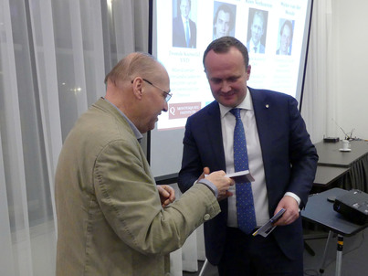 Het eerste exemplaar van de bundel "Het eerste raadgevend referendum" wordt uitgereikt aan de Oekraïnse parlementariër Ostap Semerak