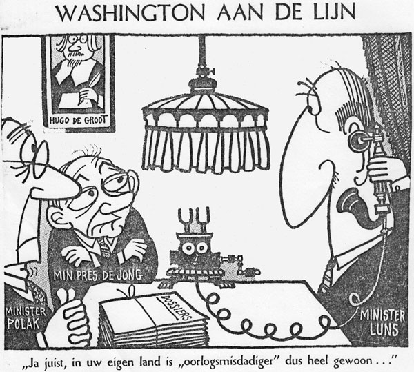 De ministers De Jong (premier), Polak (Justitie) en Luns (Buitenlandse Zaken) - de laatste aan de telefoon - in telefonisch in gesprek met het Witte Huis.