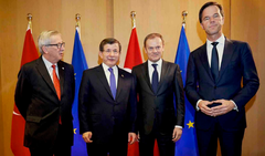 Juncker, Davutoglu, Tusk en Rutte
