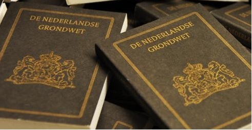 Meerdere exampleren van de Grondwet