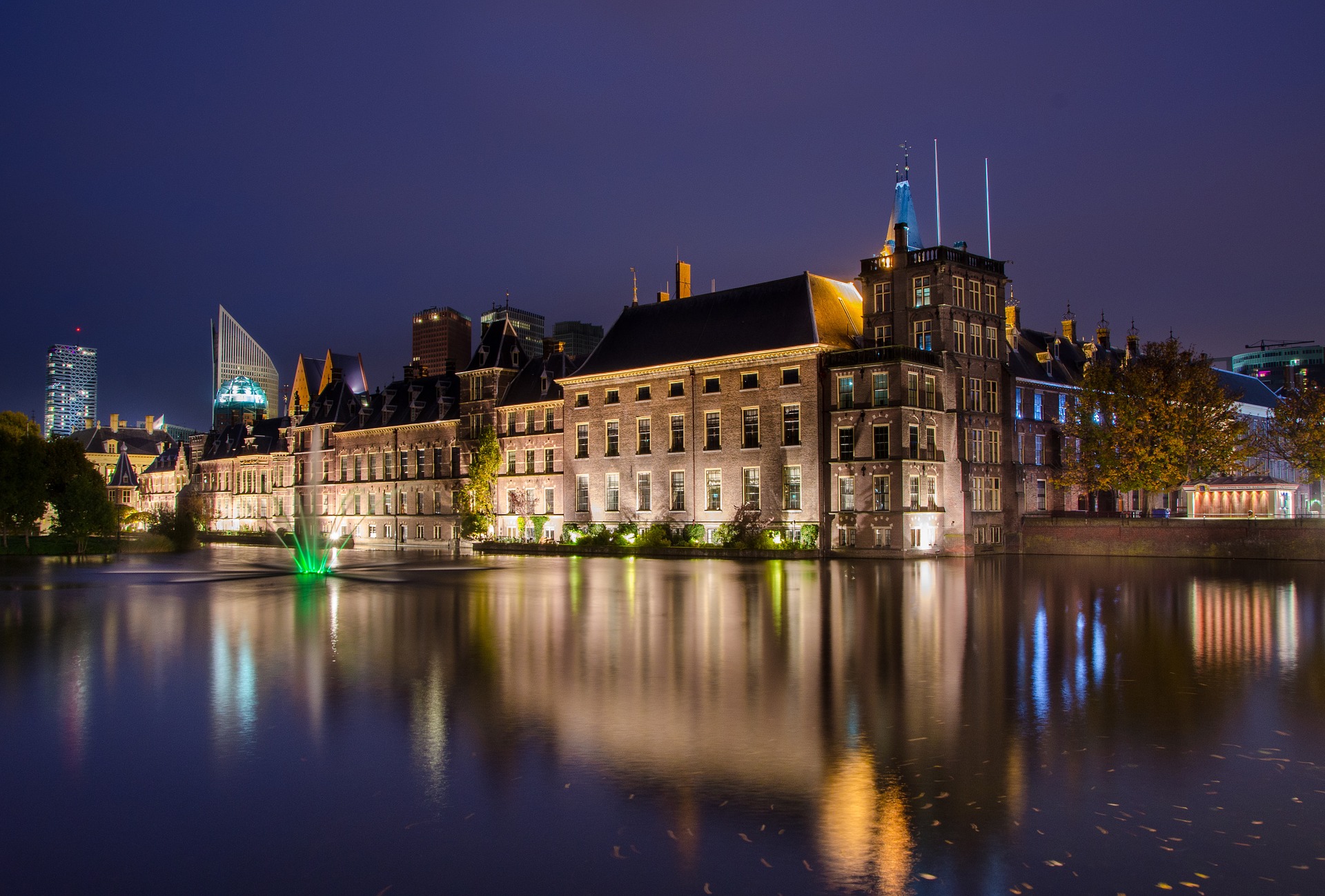 De Hofvijver in de avond, met het Binnenhof op de achtergrond