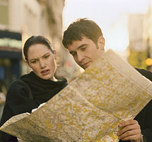 man en vrouw zoeken op de kaart