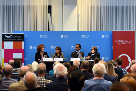 v.l.n.r.: Kathalijne Buitenweg, Michèle de Waard, Mathieu Segers en debatleider Max van Weezel