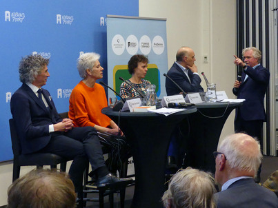 v.l.n.r.: Wim Voermans, Louise van Zetten, Romana Abels, Tom de Bruijn en debatleider Kees Boonman