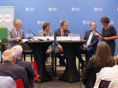 v.l.n.r.: Paul Frissen, José Lazeroms, Ewout Irrgang, Jan Franssen en Eva Kuit (debatleider)