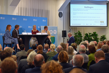 v.l.n.r.: Sandra Phlippen, Jeroen Dijsselbloem, Henriëtte Prast, Nout Wellink en Kees Boonman (debatleider)