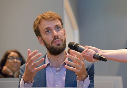 Er wordt een vraag gesteld uit het publiek