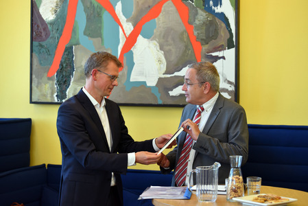 René Bagchus neemt de bundel in ontvangst