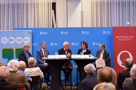 v.l.n.r.: Bram Peper, Jan van Zijl, Jan Schinkelshoek, Anne Bos en Max van Weezel (debatleider)