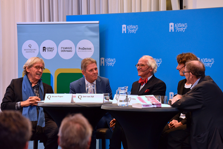 v.l.n.r.: Bram Peper, Jan van Zijl, Jan Schinkelshoek, Anne Bos en Max van Weezel (debatleider)