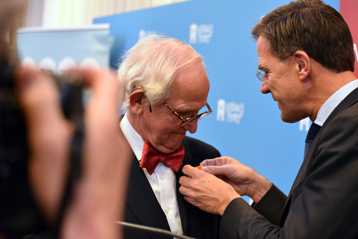 Minister-president Mark Rutte spreekt bij de uitreiking van een Koninklijke Onderscheiding aan Jan Schinkelshoek