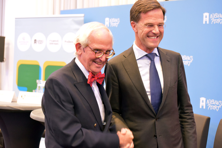 Minister-president Mark Rutte spreekt bij de uitreiking van een Koninklijke Onderscheiding aan Jan Schinkelshoek