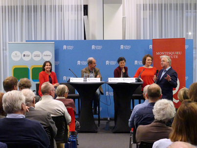 v.l.n.r.: Mendeltje van Keulen, Anne Mulder, Tineke Strik, Renske Leijten en Kees Boonman (debatleider)