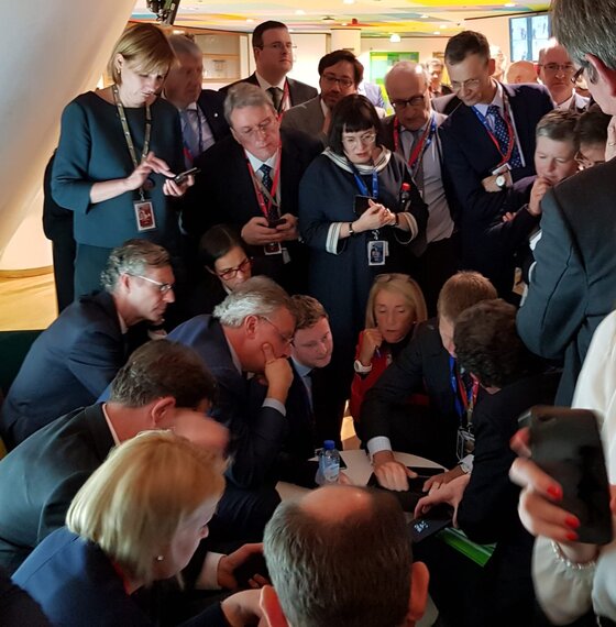 Diplomaten overleggen tijdens de Europese Raad 21-22 maart 2019