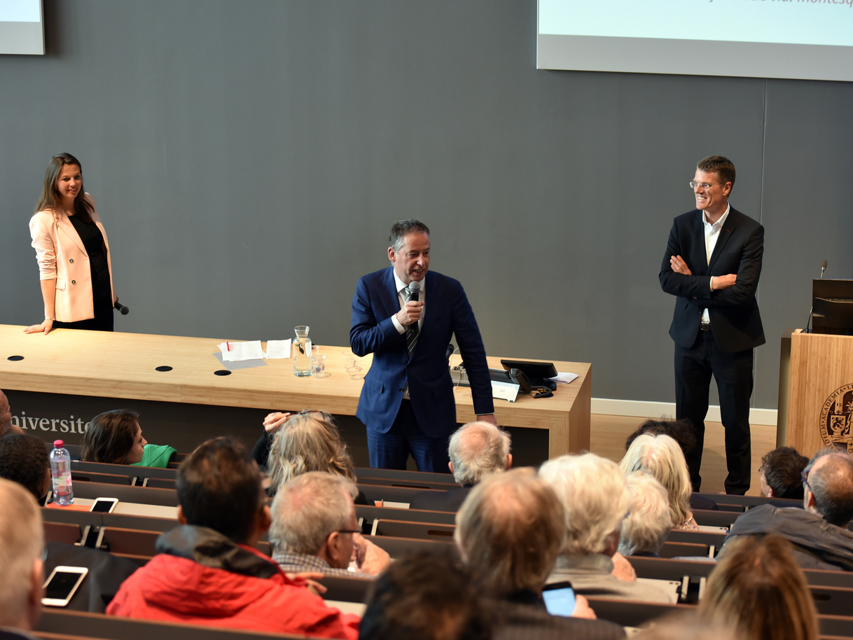 Tim van der Hagen spreekt het publiek toe