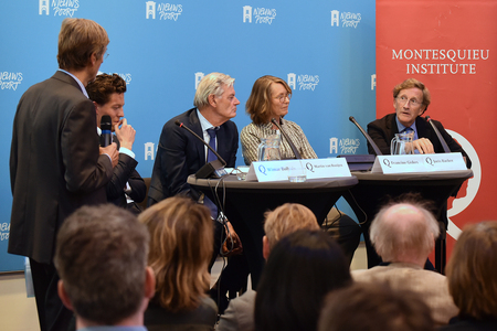 v.l.n.r.:  Ferry Mingelen (debatleider), Wimar Bolhuis, Martin van Rooijen, Francine Giskes en Joris Backer