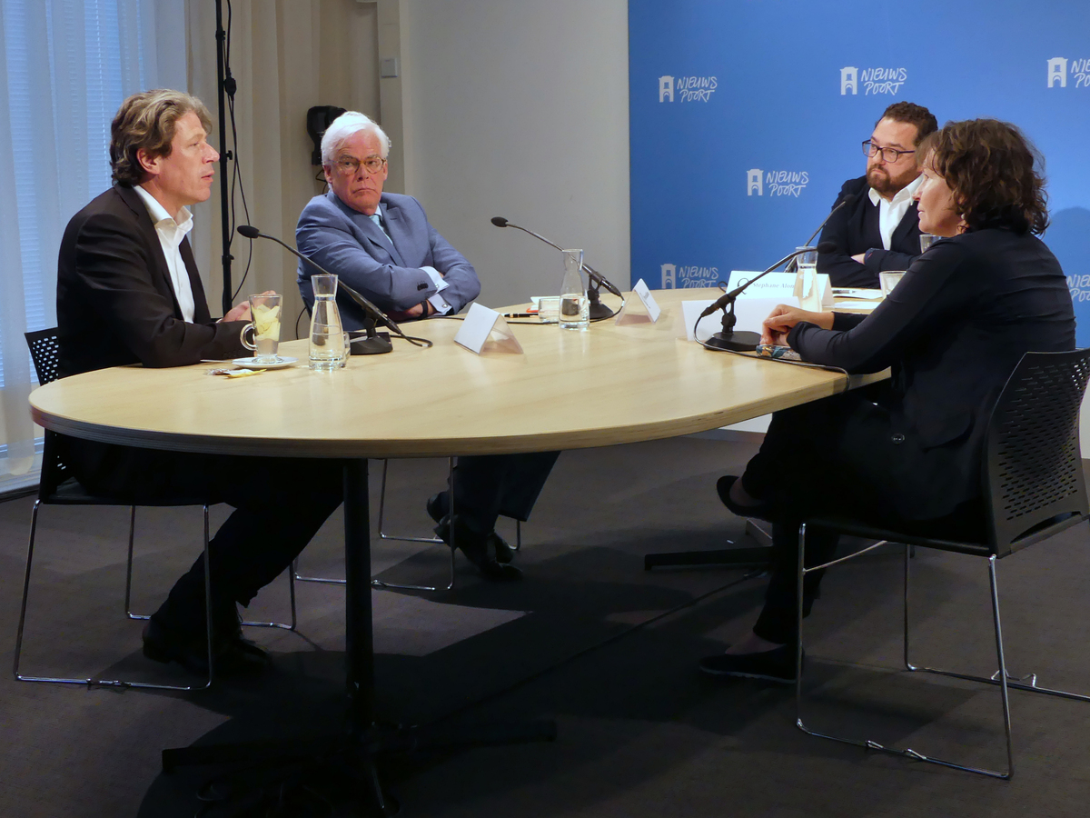 v.l.n.r.: Paul Tang, Pim van Ballekom, Stéphane Alonso (debatleider) en Mendeltje van Keulen