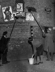 Verkiezingsposters plakken in 1933