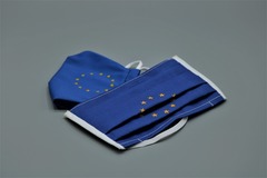 Twee mondmaskers met de Europese vlag