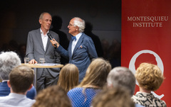 Auteur Gerrit Voerman in gesprek met moderator Jan Schinkelshoek