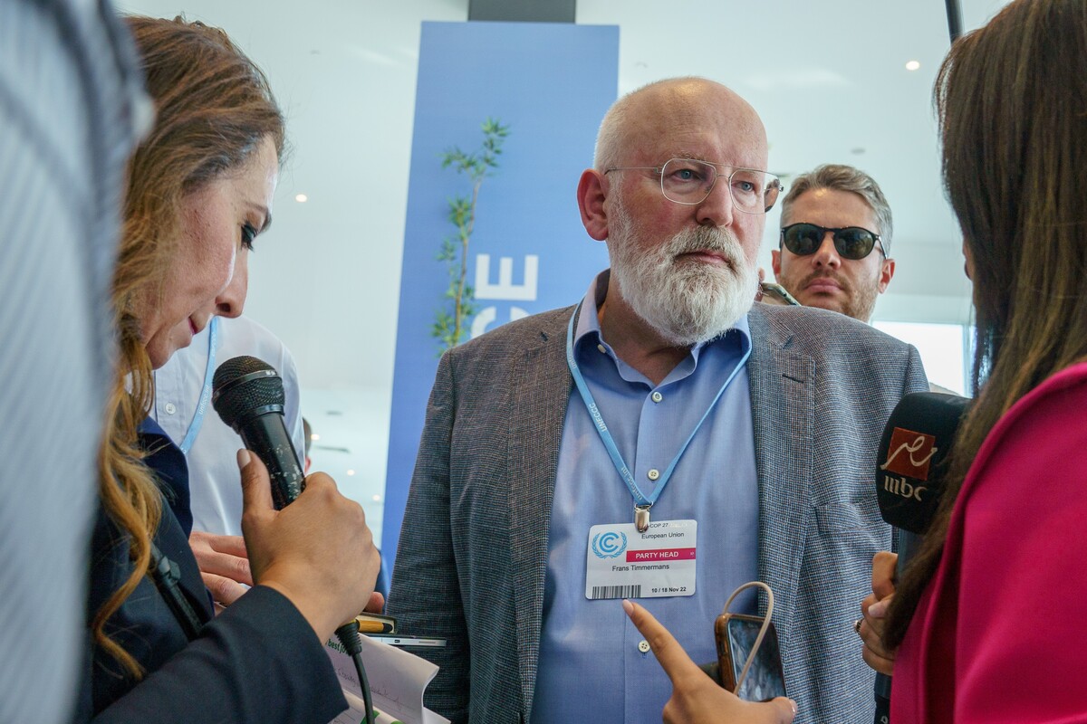 Frans Timmermans met reporters