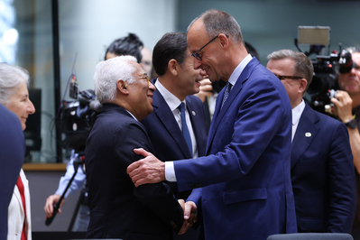 Raadsvoorzitter António Costa (l) verwelkomt op 26 juni in Brussel bondskanselier Friedrich Merz die voor het eerst deelneemt aan de vergadering van de Europese Raad.