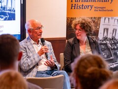 Oud-fractievoorzitter van het CDA Bert de Vries en panelleider Laurien Crump