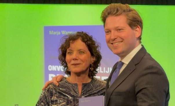 Afbeelding met Menselijk gezicht, kleding, persoon, pak

Door AI gegenereerde inhoud is mogelijk onjuist.