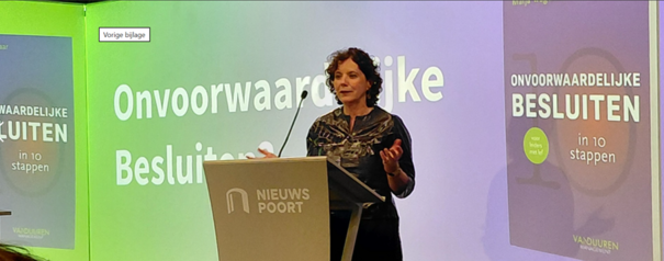 Afbeelding met tekst, kleding, Menselijk gezicht, presentatie

Door AI gegenereerde inhoud is mogelijk onjuist.