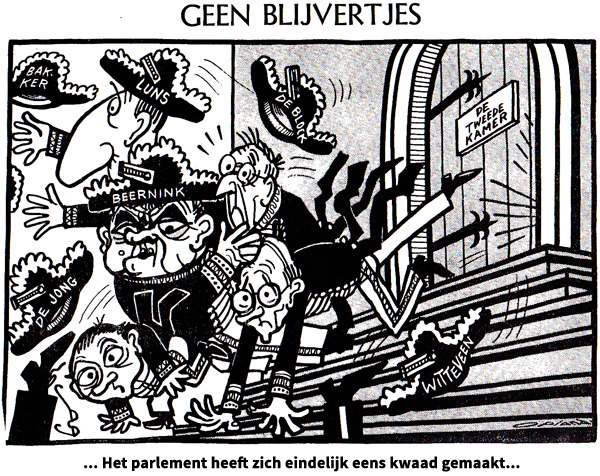 Naar buiten buitelende ministers op de stoep van de Tweede Kamer