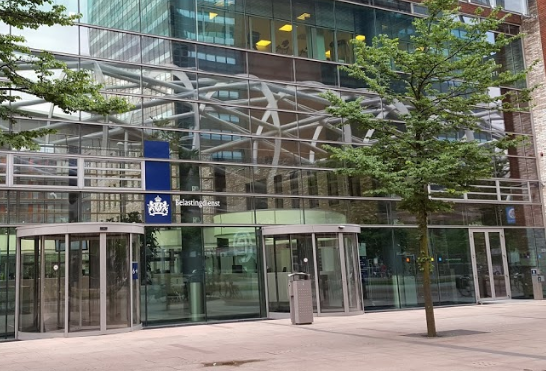 Populisme en het ambtelijk apparaat: meewerken, onttrekken of traineren?