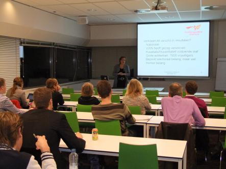 Mw. Trees Wijn en de studenten