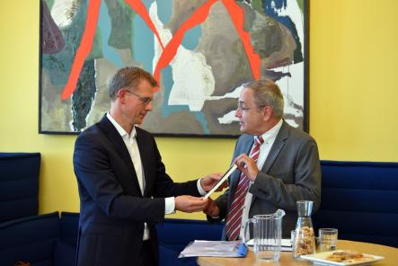René Bagchus neemt de bundel in ontvangst
