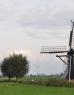 Oude en moderne windmolen op een plaat