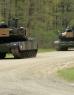 Twee Europese tanks rijden op een bospad