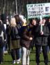 Kinderen die demonstreren met het bord "The planet is hotter than Liam Gallagher in 1994"