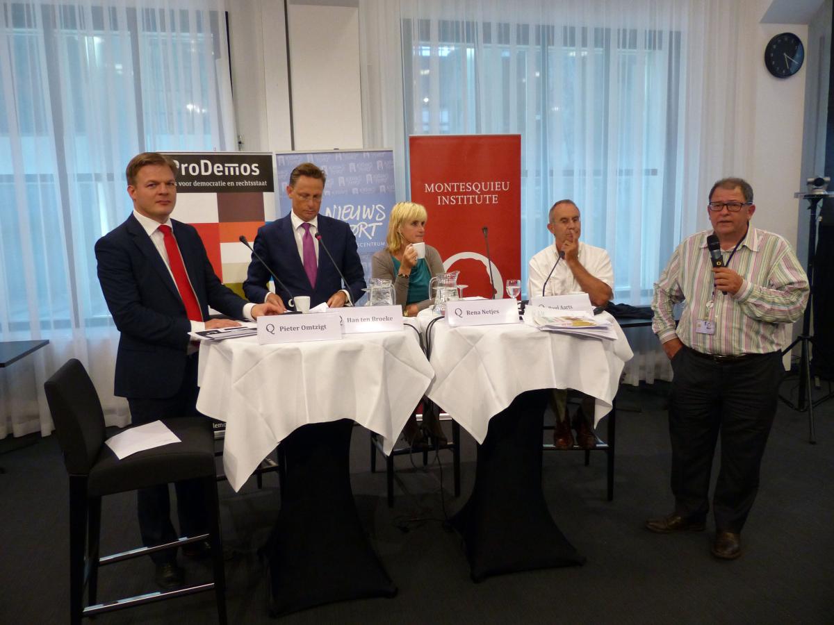 v.l.n.r.: Pieter Omtzigt, Han ten Broeke, Rena Netjes en Paul Aarts. De debatleider is Max van Weezel.